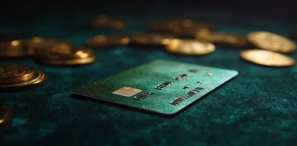 Cartão bancário verde e moedas no WinWin